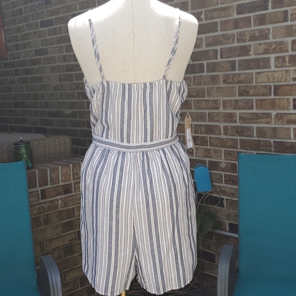 "PRICE DROP" Romper - Picture 3 of 8